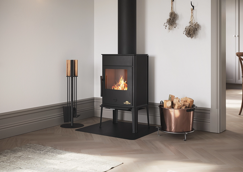 Josef Davidssons Oden 6300 Strahlung Kaminofen aus Gusseisen im Wohnzimmer